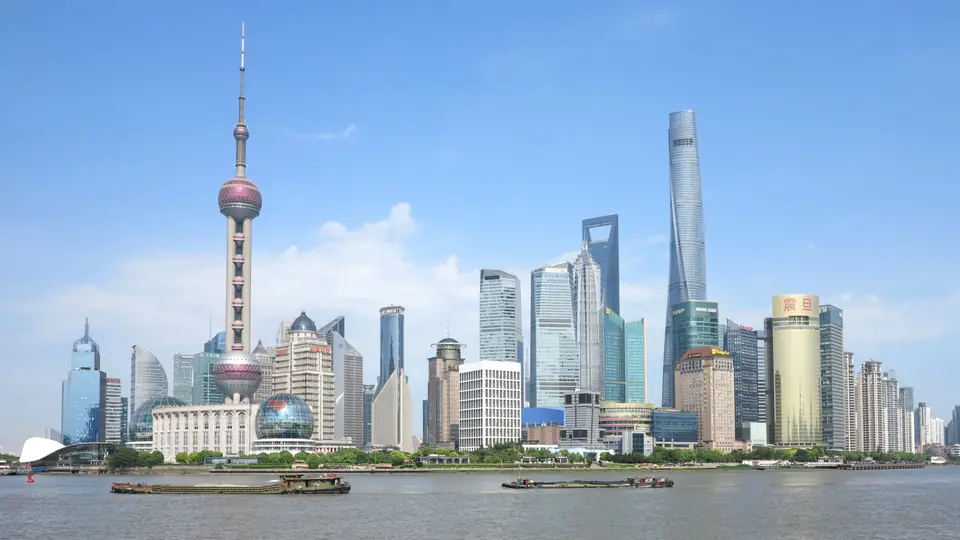 Lo skyline di Pudong a Shanghai, oltre il fiume Huangpu, visto dal Bund.